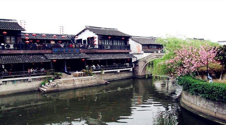 救援爱图画的男孩